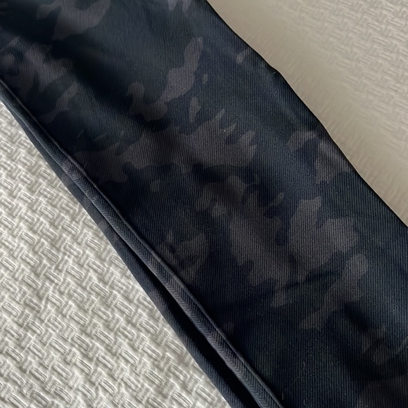 Spanx “look at me now” seamless black camo leggings. M - Picture 5 of 5